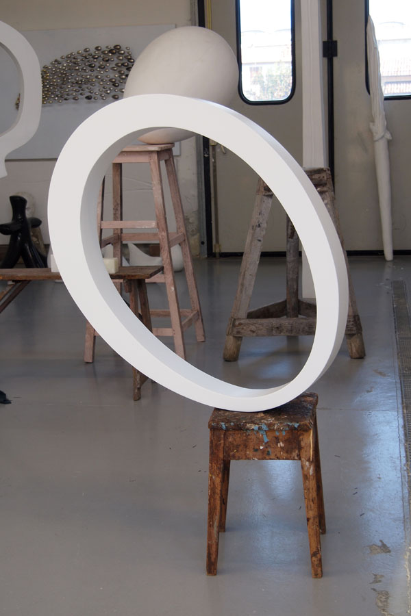 Prasto, Small white egg form©, 2011; Iron, car paint, lead, 100x80x14 cm