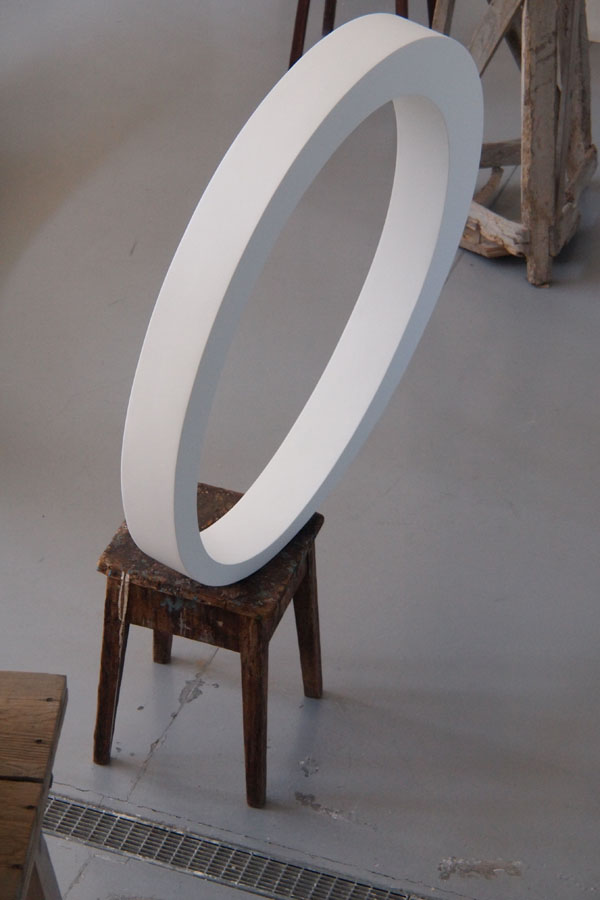 Prasto, Small white egg form©, 2011; Iron, car paint, lead, 100x80x14 cm