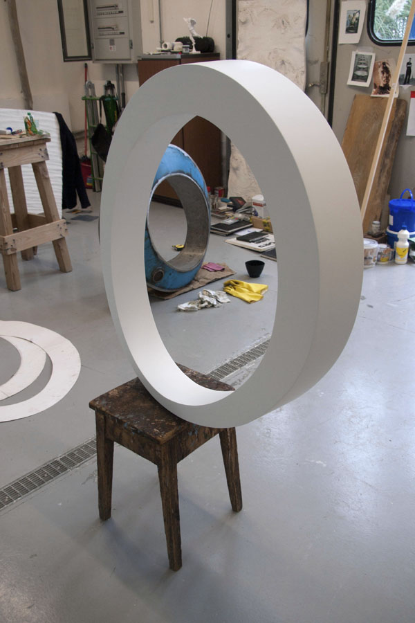 Prasto, Small white egg form©, 2011; Iron, car paint, lead, 100x80x14 cm