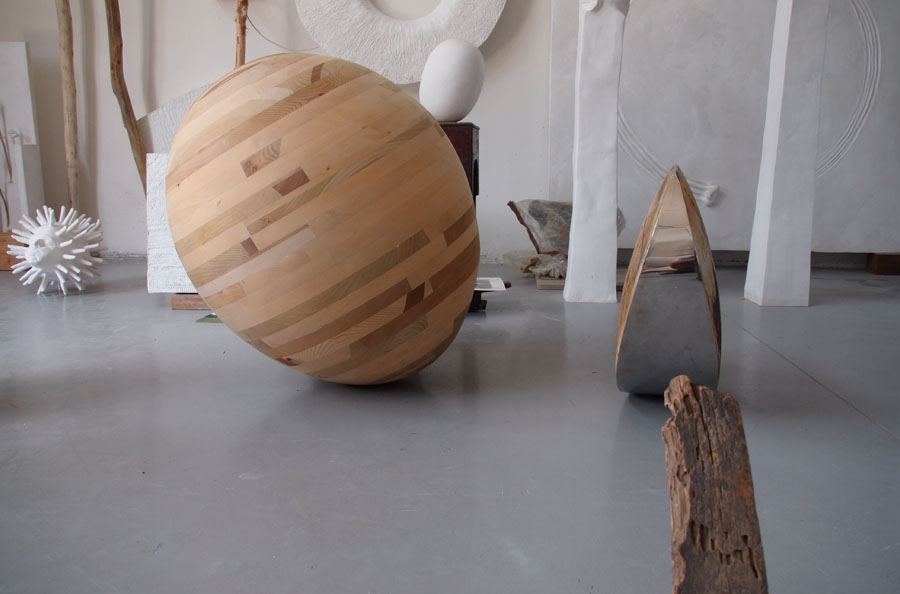 Prasto, Small wooden egg©, 2011; Wood, 100x85 cm