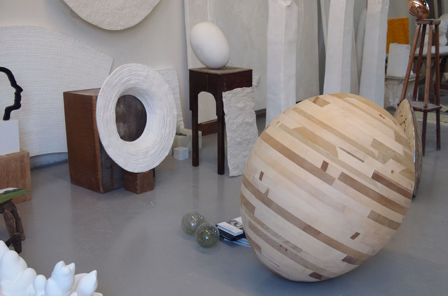 Prasto, Small wooden egg©, 2011; Wood, 100x85 cm