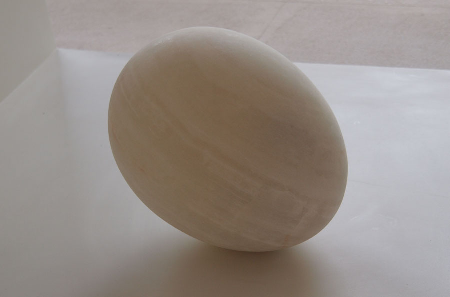 Prasto, Egg form©, 2011; Onyx, 35x28 cm