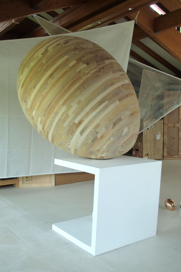 Prasto, Big wooden egg©, 2011; Wood, lead, 200x140 cm