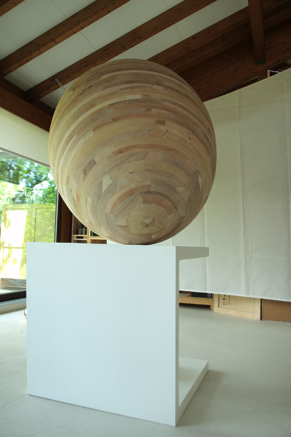 Prasto, Big wooden egg©, 2011; Wood, lead, 200x140 cm