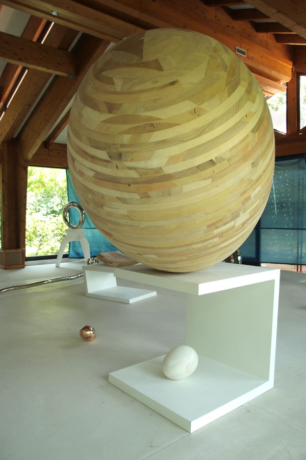 Prasto, Big wooden egg©, 2011; Wood, lead, 200x140 cm