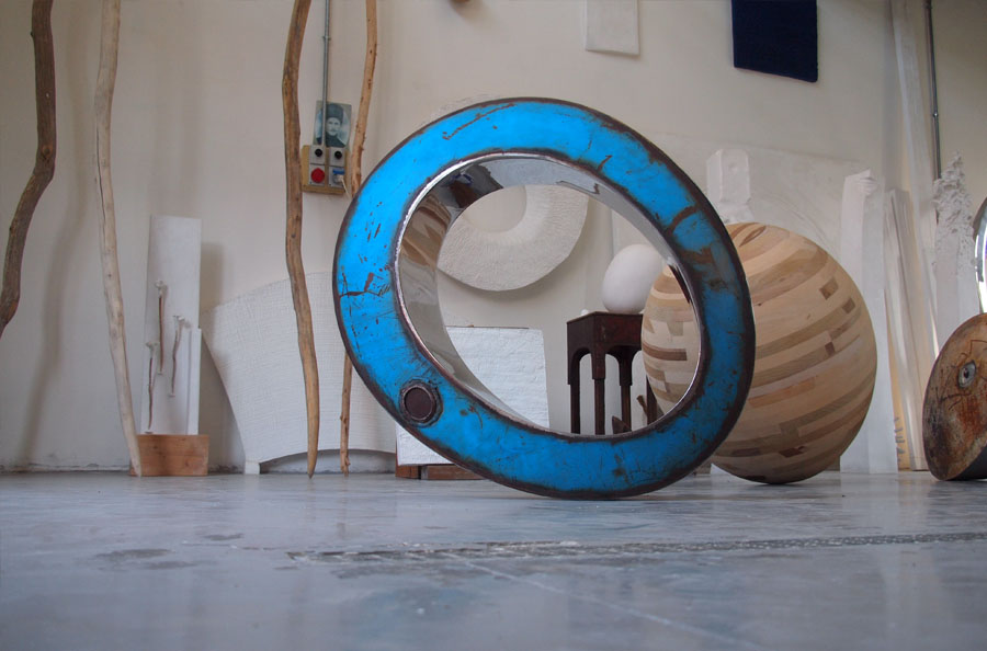 Prasto, Blue egg form with stainless steel©, 2010; Iron, car paint, lead, 100x80x35 cm