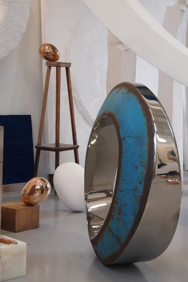 Prasto, Blue egg form with stainless steel©, 2010; Iron, car paint, lead, 100x80x35 cm