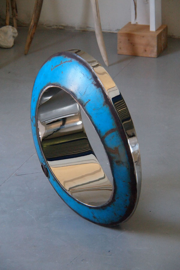Prasto, Blue egg form with stainless steel©, 2010; Iron, car paint, lead, 100x80x35 cm