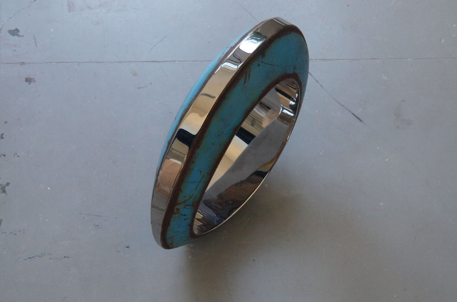 Prasto, Blue egg form with stainless steel©, 2010; Iron, car paint, lead, 100x80x35 cm