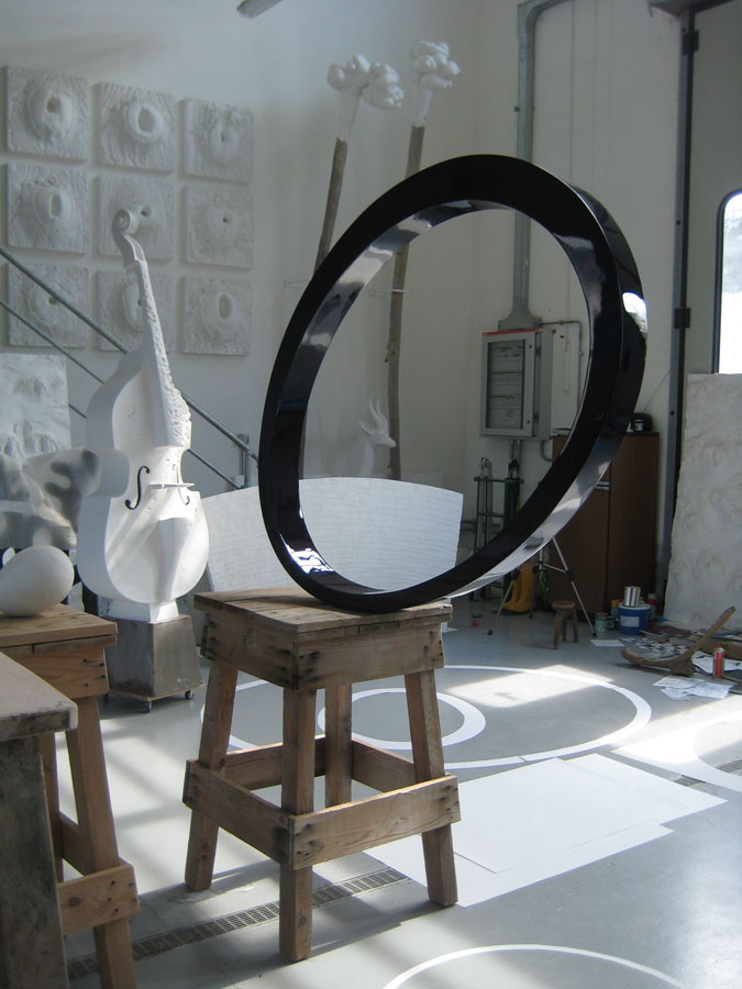 Prasto, Blue egg©, 2010; Iron, car paint, lead, 110x80,14 cm