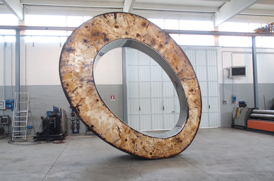Prasto, Monstrum©, 2011; Painted and rusted iron, polished stainless steel, 500x350x135 cm