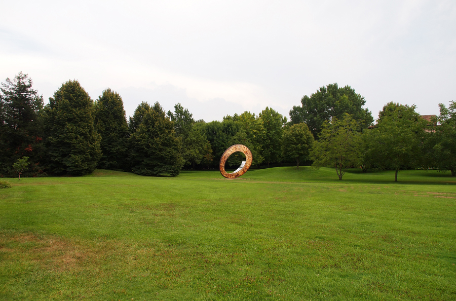 Prasto, Monstrum©, 2011; Painted and rusted iron, polished stainless steel, 500x350x135 cm