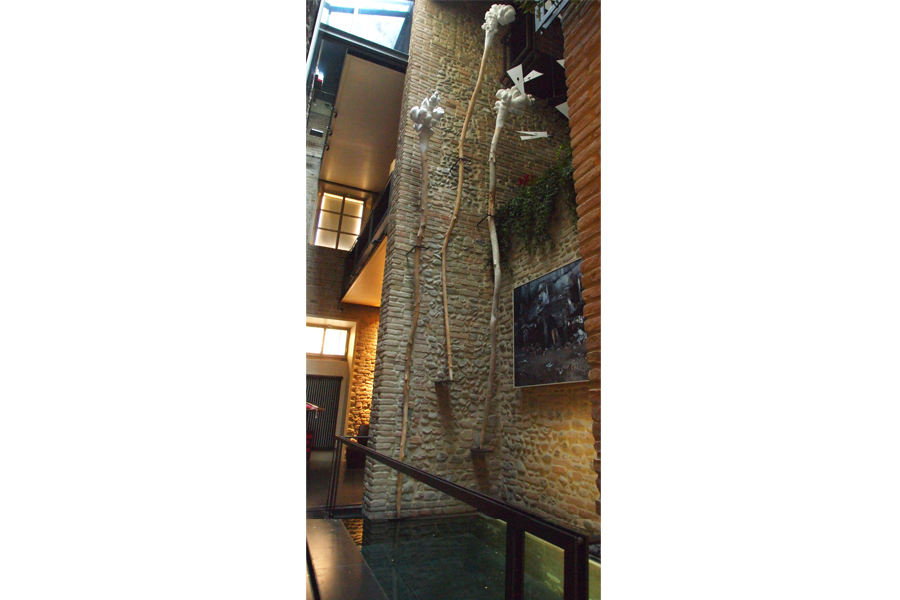 Prasto, Long sticks©, 2009; Ceramic plaster, wood, variable sizes
